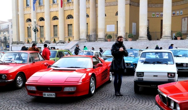 Wśród zabytkowych włoskich aut można było znaleźć najdroższe Ferrari i najtanszego Fiata przypominające go polskiego malucha!