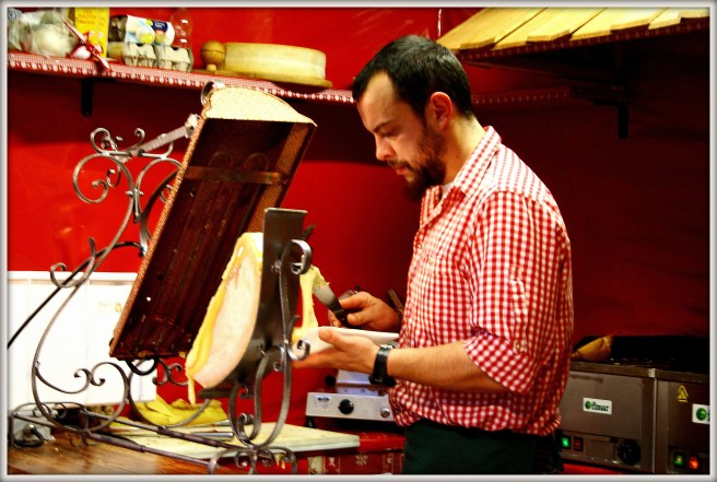 lokalny ser półtwardy, częściowo gotowany na bazie pełnego mleka krowiego i śmietany o zawartości tłuszczu ok.45%