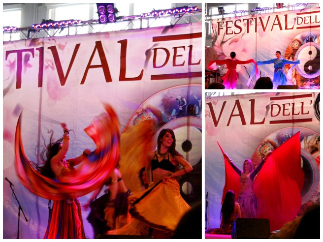 Chińskie tańce narodowe, zespół taneczny z Malezji i taniec brzucha prosto z Indii to występy na które się załapałyśmy. Muzyka przypominała nieco tą bollywoodzką, przyjemną dla ucha, a tancerki zdecydowanie rozgrzały publiczność. 