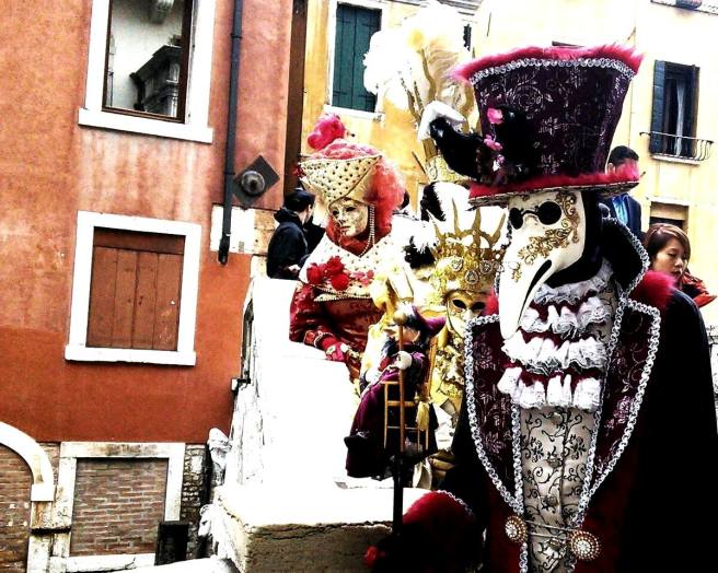 W ręce ,,lekarza typowa laska, która służyła do dotykania pacjentów bez bezpośredniego kontaktu.