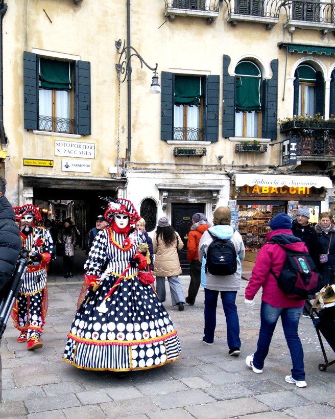 Volto (oblicze) - maska zazwyczaj biała z konturem dookoła oczu. Nosili ją zwykli cittadini (obywatele)